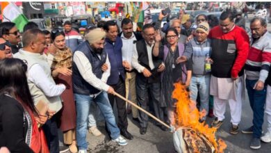 कांग्रेस ने फूंका मोदी सरकार का पुतला