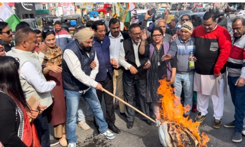 कांग्रेस ने फूंका मोदी सरकार का पुतला