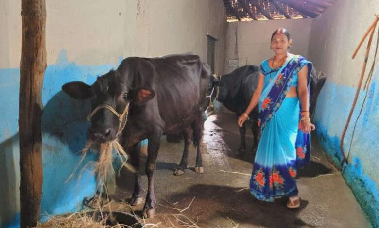 लखपति दीदी रूणा गुप्ता गांव की महिलाओं को कर रहीं प्रेरित