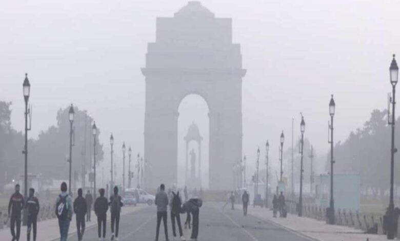 Delhi weather: दिल्ली में कोहरे और सर्दी के बीच हल्की बारिश, तापमान में गिरावट