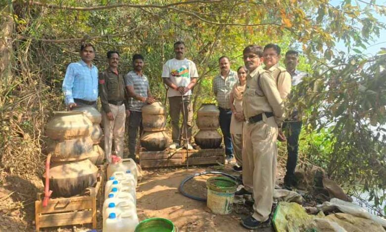 नशे के खिलाफ सख्त गरियाबंद की आबकारी टीम ने पकड़ी महुआ से बन रही अवैध शराब