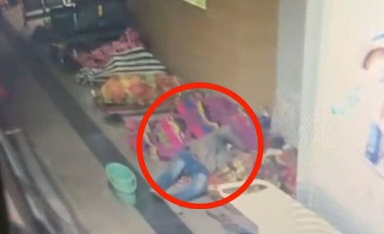 अस्पताल में सोने की एक्टिंग कर शातिर चोर ने उड़ा लिए मोबाइल और नकदी, CCTV में कैद हुई घटना