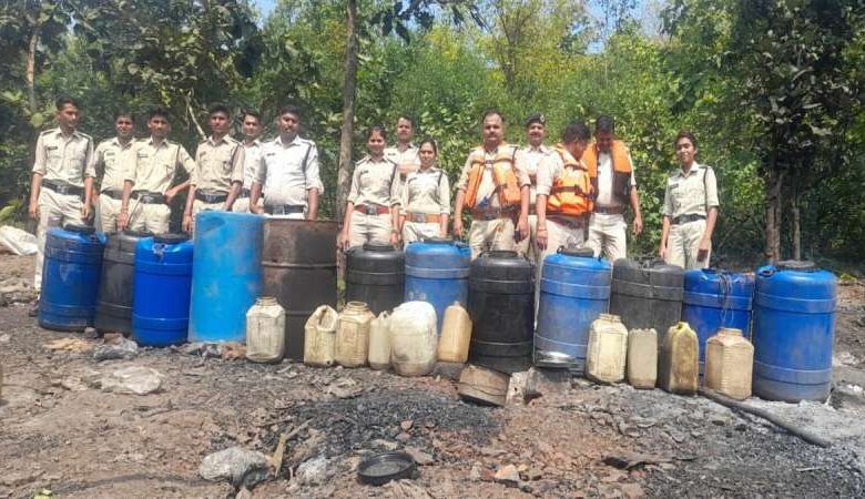 अलग-अलग कार्रवाई में भारी मात्रा में देशी मदिरा बरामद, 6 आरोपी गिरफ्तार