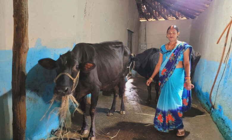 लखपति दीदी रूणा गुप्ता गांव की महिलाओं को कर रहीं प्रेरित