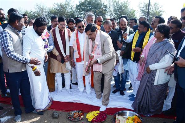 मुख्यमंत्री डॉ. यादव ने कपिला गौ-शाला में गौ-माता मंदिर सेवा स्थल का किया भूमि-पूजन