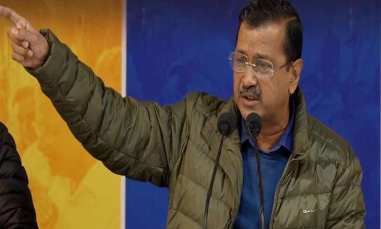 दिल्ली में केजरीवाल की प्रेस कॉन्फ्रेंस, जनता के लिए पेश किये ‘दो मॉडल’ दिल्ली में केजरीवाल की प्रेस कॉन्फ्रेंस, जनता के लिए पेश किये ‘दो मॉडल’