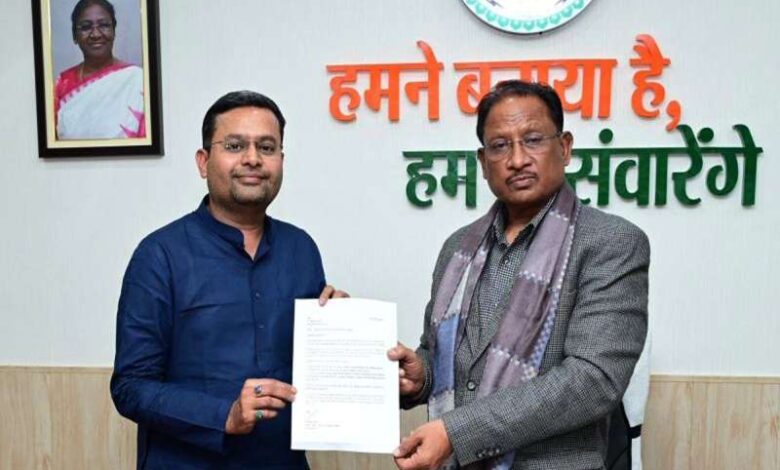 CGPSC घोटाला: भर्ती परीक्षाओं की CBI जांच की मांग उठी, पूर्व CM भूपेश बघेल की बेटी की नियुक्ति पर भी उठे सवाल, मुख्यमंत्री को सौपा ज्ञापन CGPSC घोटाला: भर्ती परीक्षाओं की CBI जांच की मांग उठी, पूर्व CM भूपेश बघेल की बेटी की नियुक्ति पर भी उठे सवाल, मुख्यमंत्री को सौपा ज्ञापन
