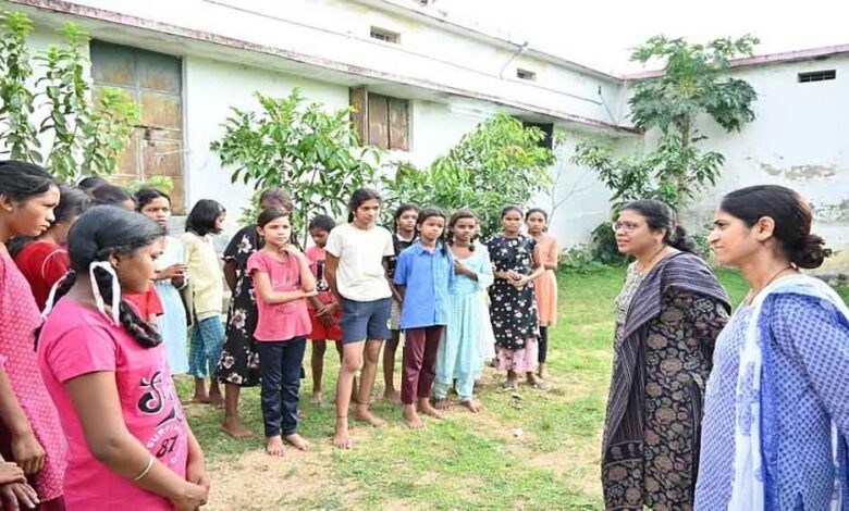 छत्तीसगढ़-गौरेला पेंड्रा मरवाही कलेक्टर लीना मंडावी ने छात्रावासों-आश्रमों का किया औचक निरीक्षण, अधीक्षिका को थमाया नोटिस