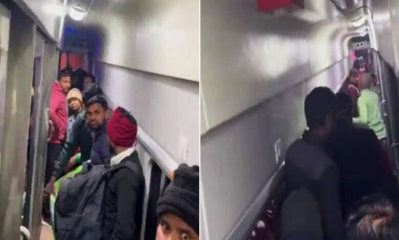 AC कोच तक बने जनरल, हर दिन लेट होती ट्रेनें, भीड़ ने भी बड़ाई मुसीबत AC कोच तक बने जनरल, हर दिन लेट होती ट्रेनें, भीड़ ने भी बड़ाई मुसीबत