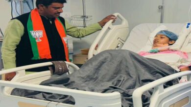 दोस्ती से इनकार करने पर युवती का गला काटा, जिला अध्यक्ष मिलने पहुंचे अस्पताल