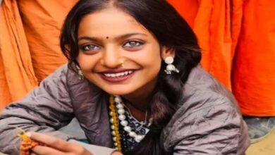 महाकुंभ छोड़ प्रयागराज से महेश्वर लौटीं वायरल गर्ल मोनालिसा, कहा- आपसे फिर मिलूंगी