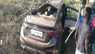अनियंत्रित कार सड़क किनारे पलटी, दो युवक गंभीर रूप से घायल