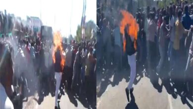 यूनियन कार्बाइड कचरे के खिलाफ उग्र प्रदर्शन, 2 युवकों ने खुद पर पेट्रोल डालकर लगाई आग