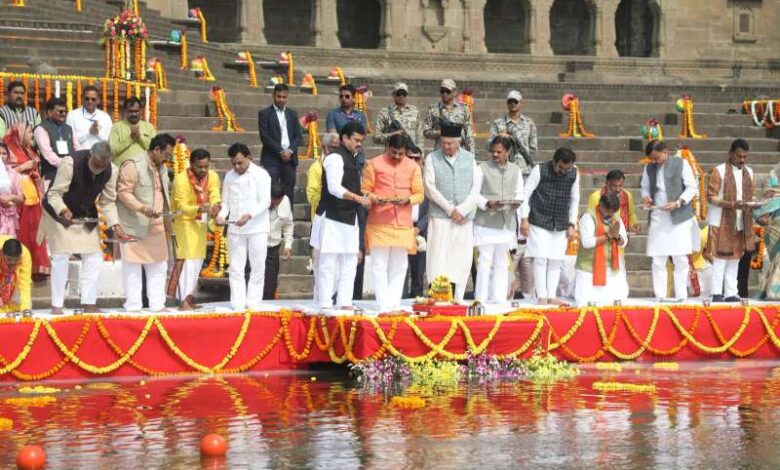 मुख्यमंत्री ने महेश्वर में माँ नर्मदा के घाट पर की पूजा-अर्चना