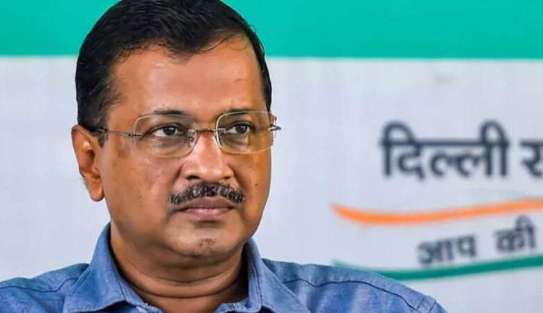 दिल्ली चुनाव: AAP के 8 विधायकों का इस्तीफा, केजरीवाल पर गिरी गाज