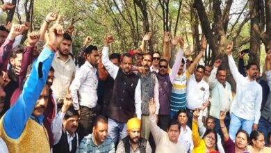 बीजेपी दफ्तर के सामने स्कूल संचालकों का धरना, मान्यता नियमों में बदलाव की मांग को लेकर प्रदर्शन
