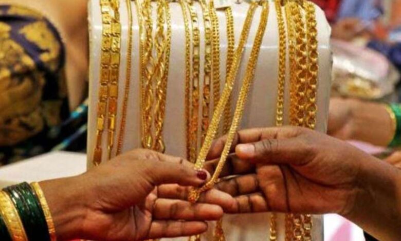 Gold Rate 2025: गोल्ड के दामों में बदलाव, निवेशकों के लिए क्या है जरूरी?