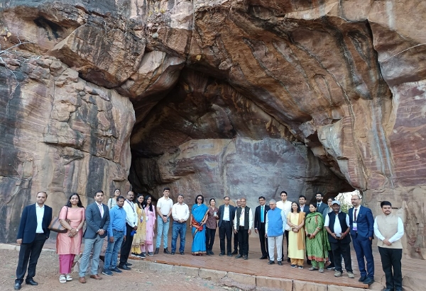 वित्त आयोग के अध्यक्ष एवं सदस्यों ने विश्व धरोहर भीम बैटका का किया भ्रमण, कहा- भीम बैटका जैसे ऐतिहासिक स्थल भारत की सांस्कृतिक के अमूल्य प्रतीक हैं… वित्त आयोग के अध्यक्ष एवं सदस्यों ने विश्व धरोहर भीम बैटका का किया भ्रमण, कहा- भीम बैटका जैसे ऐतिहासिक स्थल भारत की सांस्कृतिक के अमूल्य प्रतीक हैं…