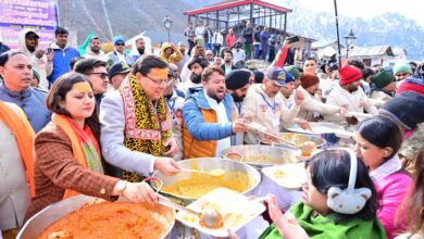 Chardham Yatra 2025 : केदारनाथ धाम पहुंचे सीएम धामी, श्रद्धालुओं को बांटा प्रसाद, कहा- चार धाम यात्रा राज्य की लाइफलाइन…