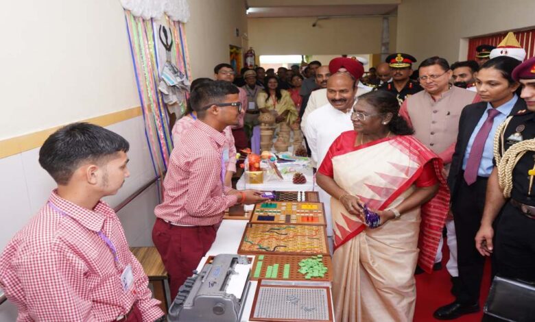 Uttarakhand News: राष्ट्रपति द्रौपदी मुर्मू ने दृष्टिबाधित बच्चों से की मुलाकात, विज्ञान प्रदर्शनी और लैब का किया अवलोकन… Uttarakhand News: राष्ट्रपति द्रौपदी मुर्मू ने दृष्टिबाधित बच्चों से की मुलाकात, विज्ञान प्रदर्शनी और लैब का किया अवलोकन…